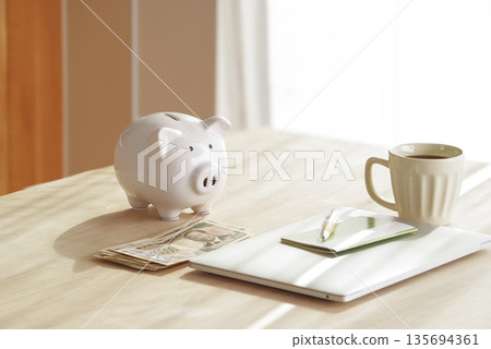 An image of household management using a piggy bank and Japanese yen 135694361