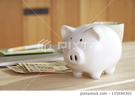 An image of household management using a piggy bank and Japanese yen 135694365