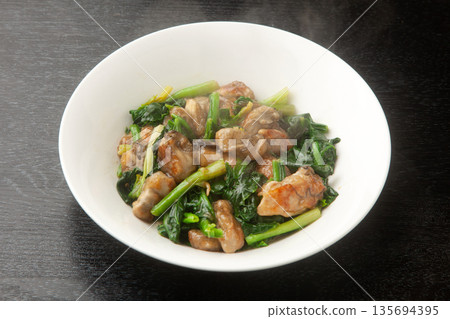 牡蠣菠菜用奶油和醬油翻炒 135694395