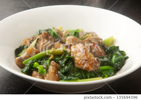 牡蠣菠菜用奶油和醬油翻炒 135694396