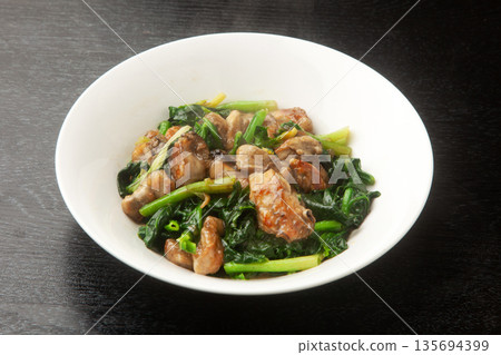 牡蠣菠菜用奶油和醬油翻炒 135694399
