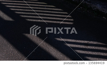 瀝青上的柵欄陰影 瀝青上的柵欄陰影 135694419