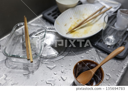 飯後留在廚房水槽裡的髒盤子。 135694783