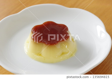 美味的甜布丁盛放在白色盤子上。 135694815