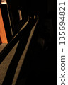 寂靜的空間,透過地板上倒映的陰影訴說。 寂靜的空間,透過地板上倒映的陰影訴說。 135694821
