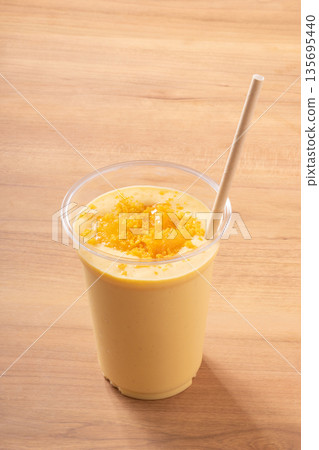 Mango smoothie 135695440