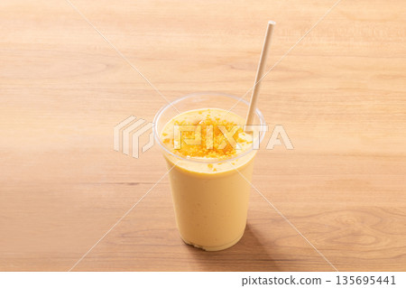 Mango smoothie 135695441