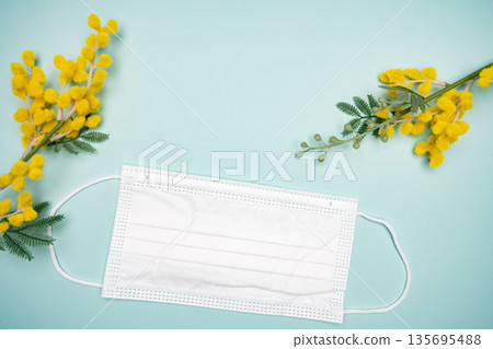以花朵和口罩為圖案的防花粉圖片，背景為淺藍色背景。 135695488
