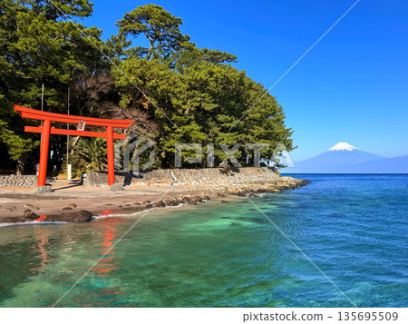 從靜岡縣諸口神社眺望富士山 從靜岡縣諸口神社眺望富士山 135695509