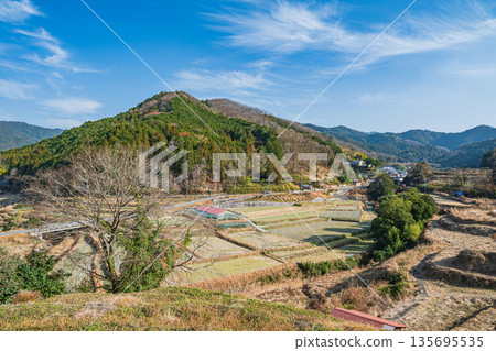 奈良縣飛鳥村稻淵梯田的冬季景色,這裡是日本百大名梯田之一。 奈良縣飛鳥村稻淵梯田的冬季景色,這裡是日本百大名梯田之一。 135695535