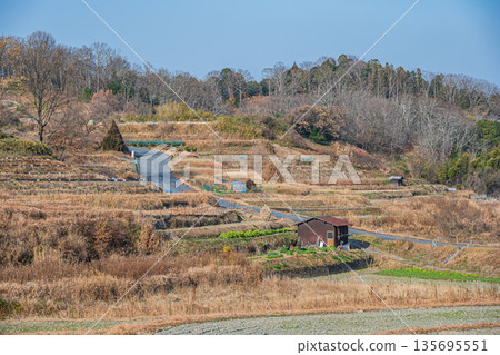 奈良縣飛鳥村稻淵梯田的冬季景色,這裡是日本百大名梯田之一。 奈良縣飛鳥村稻淵梯田的冬季景色,這裡是日本百大名梯田之一。 135695551