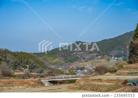 奈良縣飛鳥村稻淵梯田的冬季景色，這裡是日本百大名梯田之一。 135695553