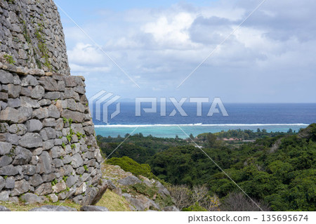 從今歸真城遺址眺望沖繩海 從今歸真城遺址眺望沖繩海 135695674