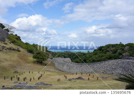 從今歸真城遺址眺望沖繩海 從今歸真城遺址眺望沖繩海 135695676