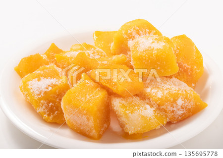 Frozen cut mango 135695778