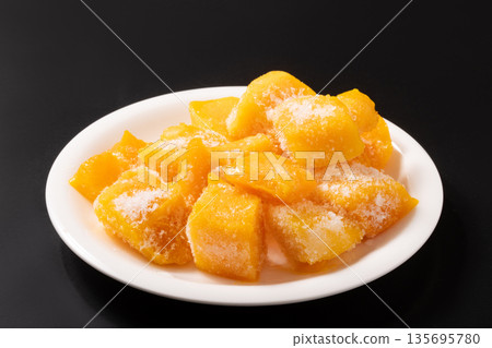 Frozen cut mango 135695780