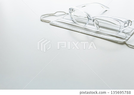 Pollen prevention glasses and mask, pollen prevention goods, white background 135695788