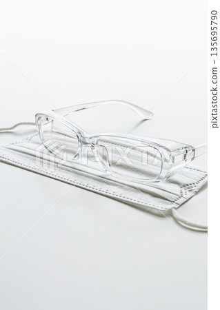Pollen prevention glasses and mask, pollen prevention goods, white background 135695790