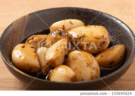 Grilled raw garlic Grilled raw garlic 135695824