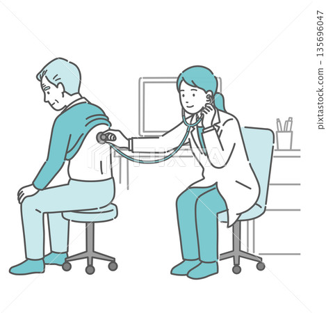 圖:一位身穿白大褂的女醫生正在聽診檢查一位老年男性(祖父)的背部。 圖:一位身穿白大褂的女醫生正在聽診檢查一位老年男性(祖父)的背部。 135696047