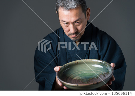 手持盤的陶工 135696114