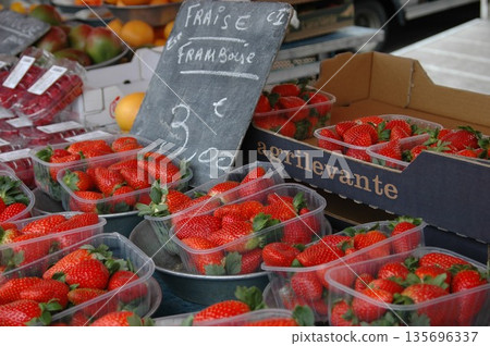 Lyon Marché, France 135696337