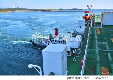 宮崎汽車渡輪在拖船協助下靠泊 宮崎汽車渡輪在拖船協助下靠泊 135696550