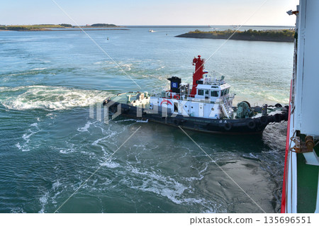 宮崎汽車渡輪在拖船協助下靠泊 135696551
