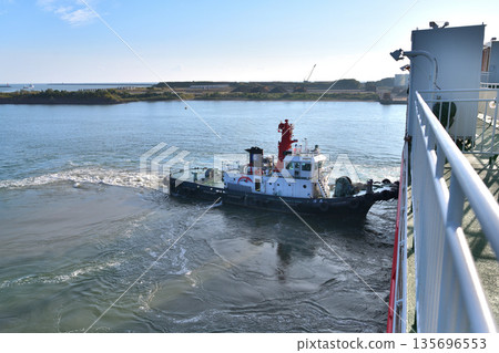 宮崎汽車渡輪在拖船協助下靠泊 135696553