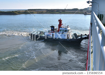 宮崎汽車渡輪在拖船協助下靠泊 135696554