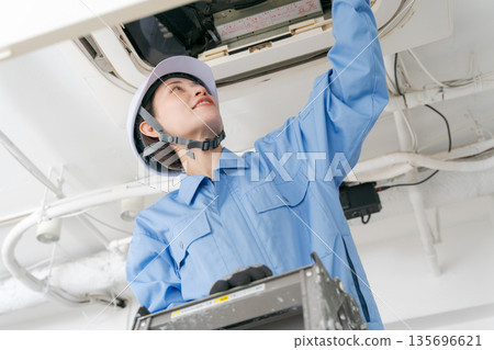 一名女工正在檢查空調 135696621