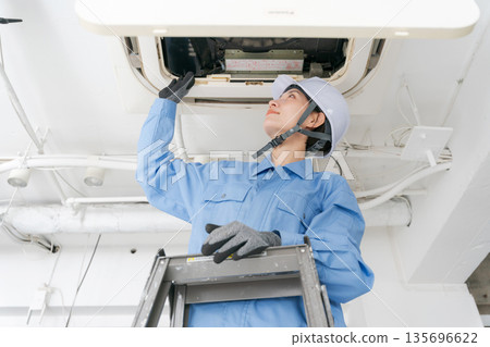 一名女工正在檢查空調 135696622