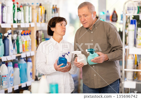 couple chooses a spray in the per-market couple chooses a spray in the per-market 135696742