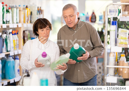 Husband and wife are looking for a detergent 135696844