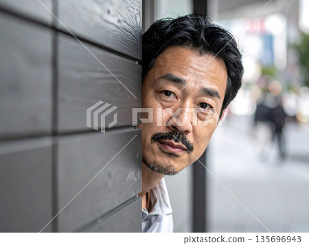 焦慮的父親從牆縫窺視 焦慮的父親從牆縫窺視 135696943