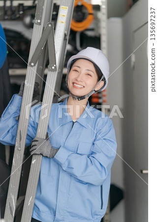 女工扛著梯子 女工扛著梯子 135697237