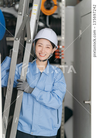 女工扛著梯子 135697242