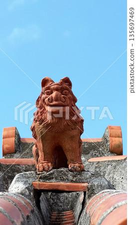 Okinawa's rooftop shisa 135697469
