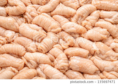 密集填充的生牛肉小腸的紋理背景 135697471