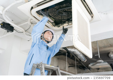 一名女工正在檢查空調 135697709