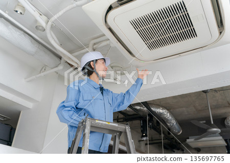 一名女工正在檢查空調 135697765