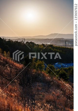 京都南山城 - 夕陽西下，映照著生駒山脈，日落後天空呈現出美麗的景象。木津川市城山台，生駒山的日落美景。 135697812