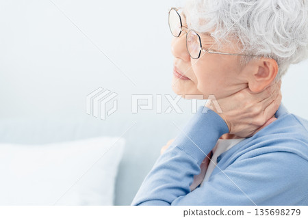 一位頸部疼痛的老婦人 135698279