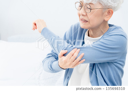 手肘疼痛的老年婦女 135698310