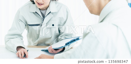 The hand of the on-site supervisor who sees the drawing 135698347