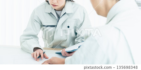The hand of the on-site supervisor who sees the drawing 135698348