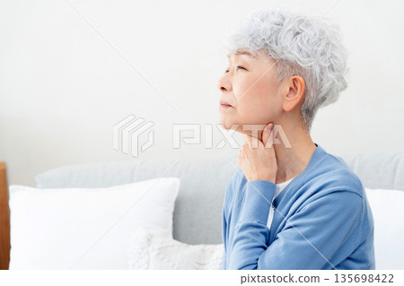 老年婦女喉嚨痛 135698422