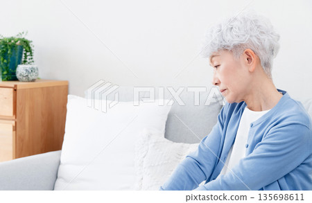 憂鬱的老婦人 135698611