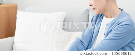 憂鬱的老婦人 135698612