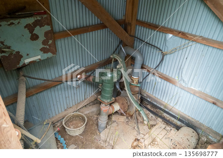 船艙 小屋 水井 135698777